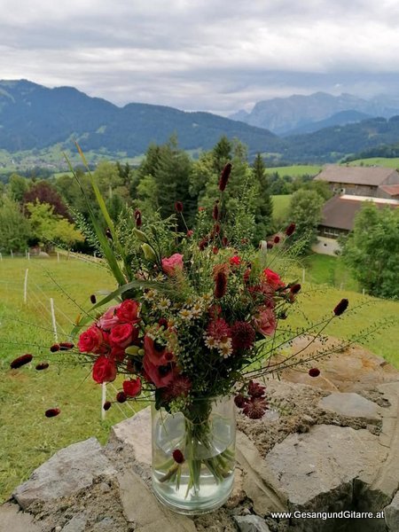 Kirche Theresienkapelle Schwarzenberg Vorarlberg Musik Sängerin Hochzeitssängerin Hochzeit Trauung Vorarlberg Kirche www.gesangundgitarre.at Gesang Gitarre Yvonne Brugger