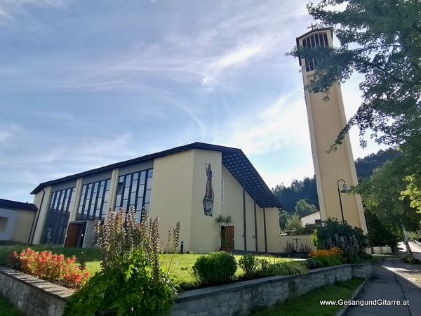 Kirche Muntlix Zwischenwasser Trauerfeier Beerdigung Verabschiedung Vorarlberg Musik Kirche Trauersängerin Sängerin mit Gitarre www.gesangundgitarre.at Gesang Gitarre Yvonne Brugger