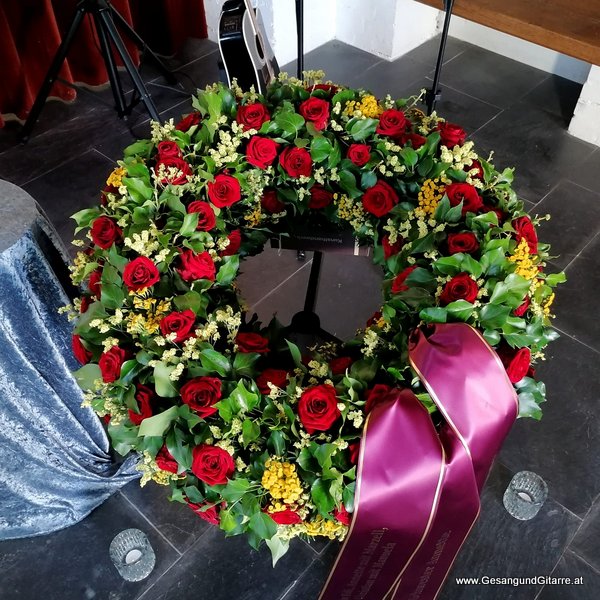 Kirche Friedhof Lochau Trauerfeier Beerdigung Verabschiedung Vorarlberg Musik Kirche Trauersängerin Sängerin mit Gitarre www.gesangundgitarre.at Gesang Gitarre Yvonne Brugger