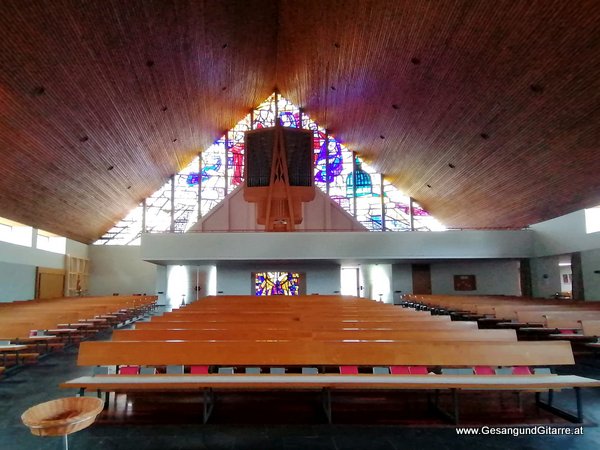 Kirche Rankweil Trauerfeier Beerdigung Verabschiedung Vorarlberg Musik Kirche Trauersängerin Sängerin mit Gitarre www.trauer-musik.at www.gesangundgitarre.at Gesang Gitarre Yvonne Brugger Trauersängerin Kirchensängerin