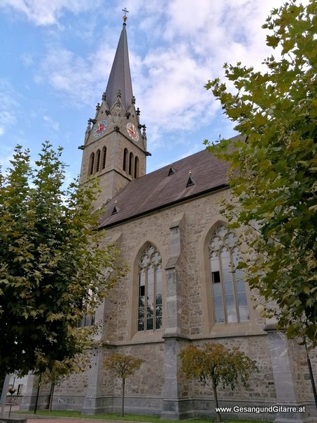 Kirche St. Florin Vaduz FL Liechtenstein Trauerfeier Beerdigung Verabschiedung Vorarlberg Musik Kirche Trauersängerin Sängerin mit Gitarre www.trauer-musik.at www.gesangundgitarre.at Gesang Gitarre Yvonne Brugger Trauersängerin Kirchensängerin