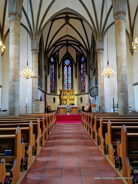Kirche St. Florin Vaduz FL Liechtenstein Trauerfeier Beerdigung Verabschiedung Vorarlberg Musik Kirche Trauersängerin Sängerin mit Gitarre www.trauer-musik.at www.gesangundgitarre.at Gesang Gitarre Yvonne Brugger Trauersängerin Kirchensängerin