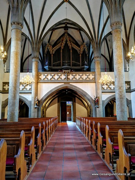 Kirche St. Florin Vaduz FL Liechtenstein Trauerfeier Beerdigung Verabschiedung Vorarlberg Musik Kirche Trauersängerin Sängerin mit Gitarre www.trauer-musik.at www.gesangundgitarre.at Gesang Gitarre Yvonne Brugger Trauersängerin Kirchensängerin