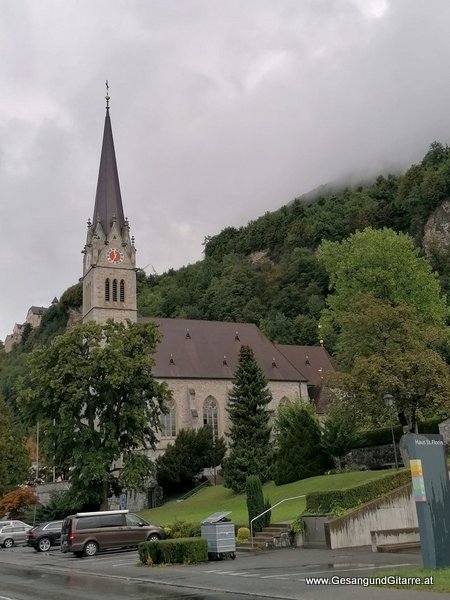 Kirche St. Florin Vaduz FL Liechtenstein Trauerfeier Beerdigung Verabschiedung Vorarlberg Musik Kirche Trauersängerin Sängerin mit Gitarre www.trauer-musik.at www.gesangundgitarre.at Gesang Gitarre Yvonne Brugger Trauersängerin Kirchensängerin