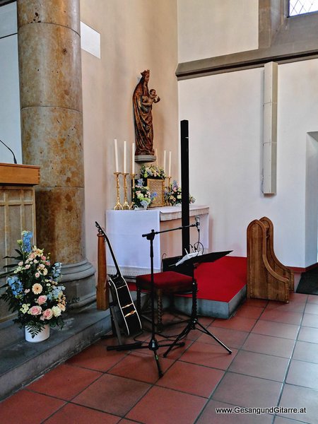 Kirche St. Florin Vaduz FL Liechtenstein Trauerfeier Beerdigung Verabschiedung Vorarlberg Musik Kirche Trauersängerin Sängerin mit Gitarre www.trauer-musik.at www.gesangundgitarre.at Gesang Gitarre Yvonne Brugger Trauersängerin Kirchensängerin