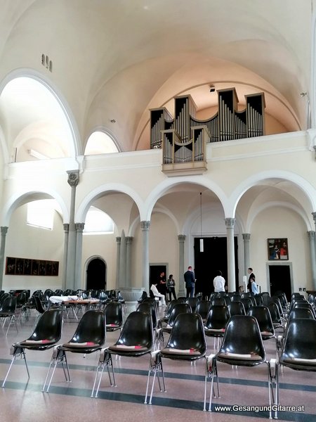 Hard St. Sebastian Kirche Taufsängerin Sängerin mit Gitarre Taufe Musik Taufmusik Bodensee Musikerin Gitarre Gesang Kirche Taufsängerin Meiningen Vorarlberg www.gesangundgitarre.at Gesang Gitarre Yvonne Brugger