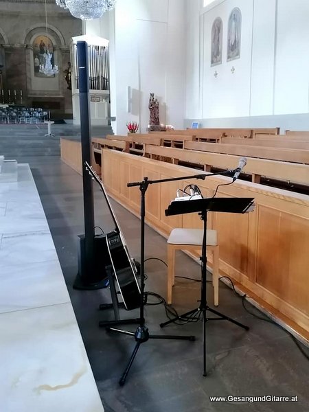Kirche St. Martin Dornbirn Trauerfeier Beerdigung Verabschiedung Vorarlberg Musik Kirche Trauersängerin Sängerin mit Gitarre www.trauer-musik.at www.gesangundgitarre.at Gesang Gitarre Yvonne Brugger Trauersängerin Kirchensängerin