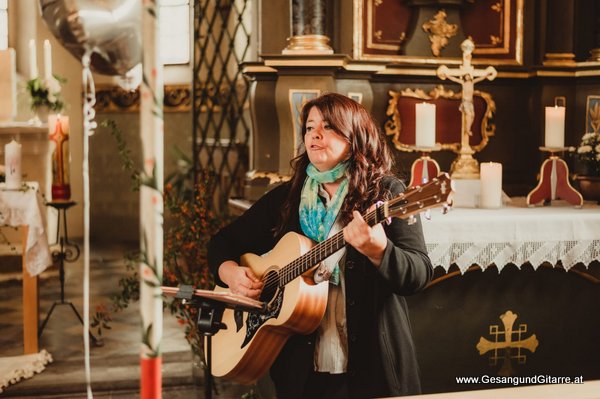Brederis Rankweil Kapelle Kirche Taufsängerin Sängerin mit Gitarre Taufe Musik Taufmusik Bodensee Musikerin Gitarre Gesang Kirche Taufsängerin Vorarlberg www.gesangundgitarre.at Gesang Gitarre Yvonne Brugger