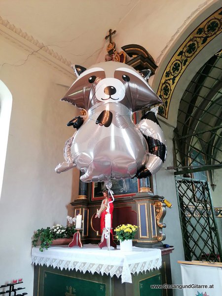 Brederis Rankweil Kapelle Kirche Taufsängerin Sängerin mit Gitarre Taufe Musik Taufmusik Bodensee Musikerin Gitarre Gesang Kirche Taufsängerin Vorarlberg www.gesangundgitarre.at Gesang Gitarre Yvonne Brugger