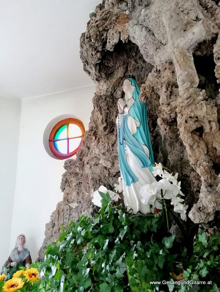 Höchst Kapelle Kirche Taufsängerin Sängerin mit Gitarre Taufe Musik Taufmusik Bodensee Musikerin Gitarre Gesang Kirche Taufsängerin Vorarlberg www.gesangundgitarre.at Gesang Gitarre Yvonne Brugger