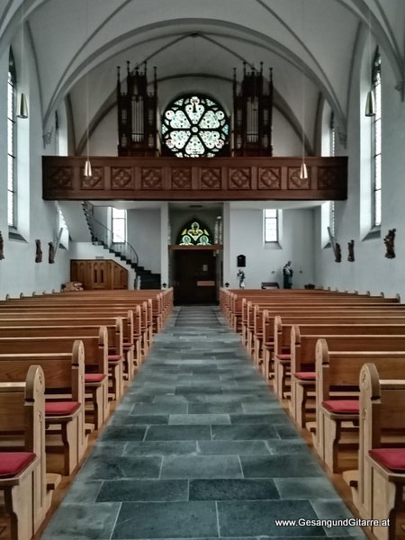 Kirche Hl. Jakobus Fraxern Trauerfeier Beerdigung Verabschiedung Vorarlberg Musik Kirche Trauersängerin Sängerin mit Gitarre www.trauer-musik.at www.gesangundgitarre.at Gesang Gitarre Yvonne Brugger Trauersängerin Kirchensängerin