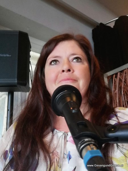 Sängerin Ravensburg Baden Württemberg Hochzeitsempfang Sektempfang Apero Agape Veranstaltung Geburtstagsfeier Alleineunterhalter Live Musik musikalische Umrahmung Feier Musik Musikerin Vorarlberg Bodensee Bodenseeregion Yvonne Brugger www.Gesangundgitarre.at