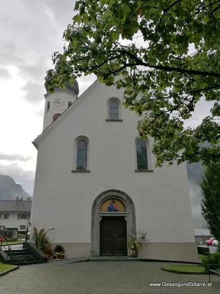 Kirche Hl. Nikolaus Braz Innerbraz Erntedank Gottesdienst Vorarlberg Musik Kirche Trauersängerin Sängerin mit Gitarre www.trauer-musik.at www.gesangundgitarre.at Gesang Gitarre Yvonne Brugger Trauersängerin Kirchensängerin