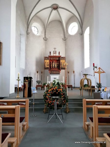 Kirche Schlins Trauerfeier Beerdigung Verabschiedung Vorarlberg Musik Kirche Trauersängerin Sängerin mit Gitarre www.trauer-musik.at www.gesangundgitarre.at Gesang Gitarre Yvonne Brugger Trauersängerin Kirchensängerin