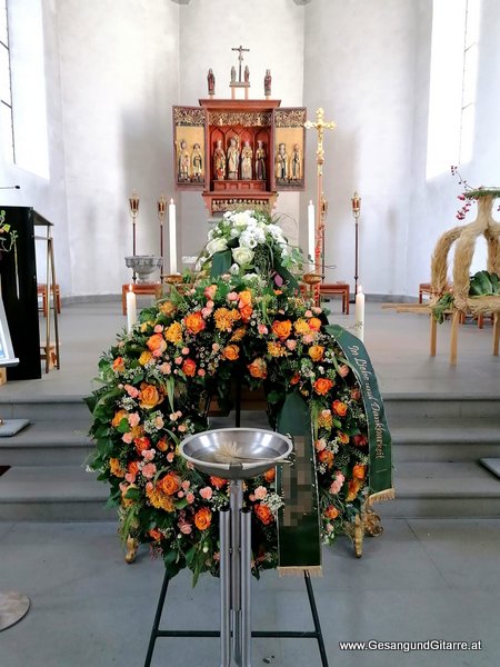 Kirche Schlins Trauerfeier Beerdigung Verabschiedung Vorarlberg Musik Kirche Trauersängerin Sängerin mit Gitarre www.trauer-musik.at www.gesangundgitarre.at Gesang Gitarre Yvonne Brugger Trauersängerin Kirchensängerin