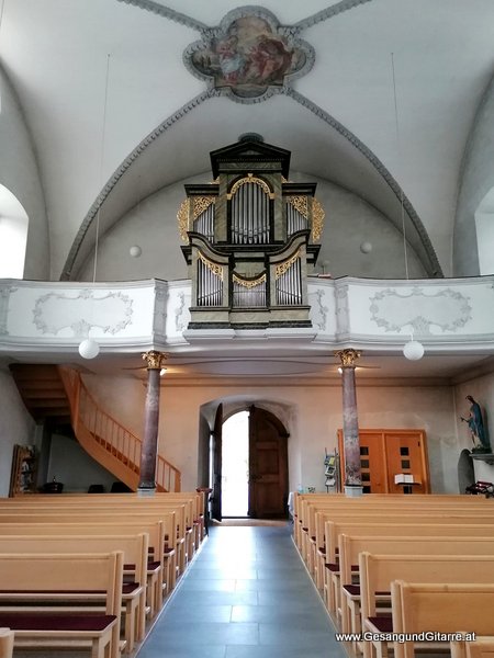 Kirche Schlins Trauerfeier Beerdigung Verabschiedung Vorarlberg Musik Kirche Trauersängerin Sängerin mit Gitarre www.trauer-musik.at www.gesangundgitarre.at Gesang Gitarre Yvonne Brugger Trauersängerin Kirchensängerin