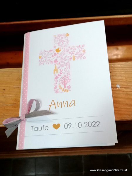 Langen bei Bregenz Kirche Taufsängerin Sängerin mit Gitarre Taufe Musik Taufmusik Bodensee Musikerin Gitarre Gesang Kirche Taufsängerin Vorarlberg www.gesangundgitarre.at Gesang Gitarre Yvonne Brugger