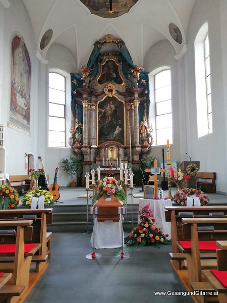 Langenegg Bregenzerwald Trauerfeier Begräbnis Beerdigung Verabschiedung Vorarlberg Musik Kirche Trauersängerin Sängerin mit Gitarre www.trauer-musik.at www.gesangundgitarre.at Gesang Gitarre Yvonne Brugger Trauersängerin Kirchensängerin
