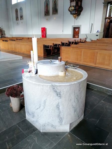 Stadtkirche Dornbirn St. Martin Kirche Taufsängerin Sängerin mit Gitarre Taufe Musik Taufmusik Bodensee Musikerin Gitarre Gesang Kirche Taufsängerin Vorarlberg www.gesangundgitarre.at Gesang Gitarre Yvonne Brugger
