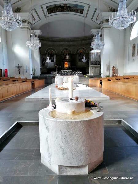 Stadtkirche Dornbirn St. Martin Kirche Taufsängerin Sängerin mit Gitarre Taufe Musik Taufmusik Bodensee Musikerin Gitarre Gesang Kirche Taufsängerin Vorarlberg www.gesangundgitarre.at Gesang Gitarre Yvonne Brugger