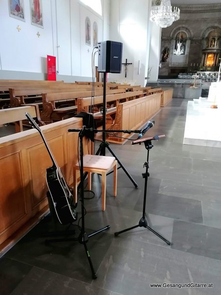 Stadtkirche Dornbirn St. Martin Kirche Taufsängerin Sängerin mit Gitarre Taufe Musik Taufmusik Bodensee Musikerin Gitarre Gesang Kirche Taufsängerin Vorarlberg www.gesangundgitarre.at Gesang Gitarre Yvonne Brugger