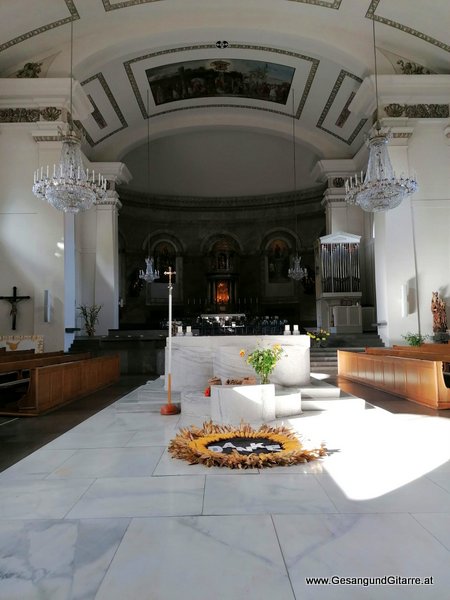 Stadtkirche Dornbirn St. Martin Kirche Taufsängerin Sängerin mit Gitarre Taufe Musik Taufmusik Bodensee Musikerin Gitarre Gesang Kirche Taufsängerin Vorarlberg www.gesangundgitarre.at Gesang Gitarre Yvonne Brugger