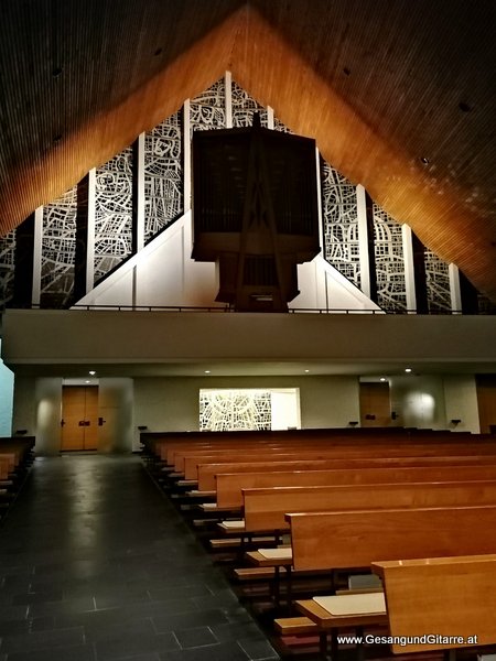 Gedenkgottesdienst Allerseelen Gedenkfeier Rankweil Trauerfeier Beerdigung Verabschiedung Rankweil Vorarlberg Musik Kirche Trauersängerin Sängerin mit Gitarre www.gesangundgitarre.at Gesang Gitarre Yvonne Brugger