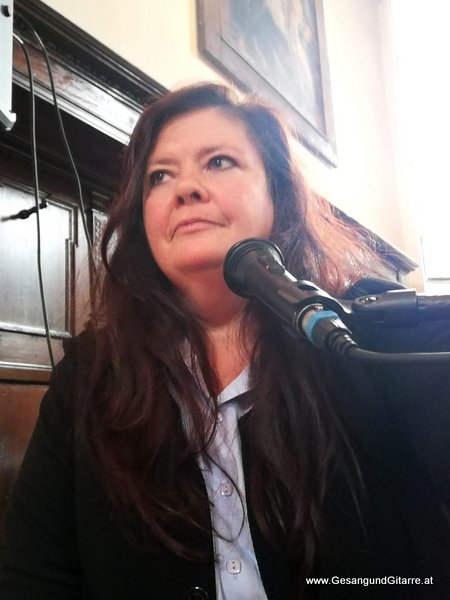 Bludenz Taufe Kirche Taufsängerin Sängerin mit Gitarre Taufe Musik Taufmusik Bodensee Musikerin Gitarre Gesang Kirche Taufsängerin Vorarlberg www.gesangundgitarre.at Gesang Gitarre Yvonne Brugger
