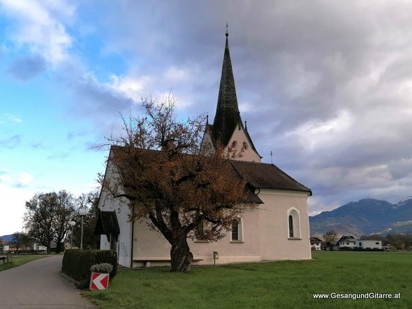 Brederis Rankweil Taufe Kirche Taufsängerin Sängerin mit Gitarre Taufe Musik Taufmusik Bodensee Musikerin Gitarre Gesang Kirche Taufsängerin Vorarlberg www.gesangundgitarre.at Gesang Gitarre Yvonne Brugger