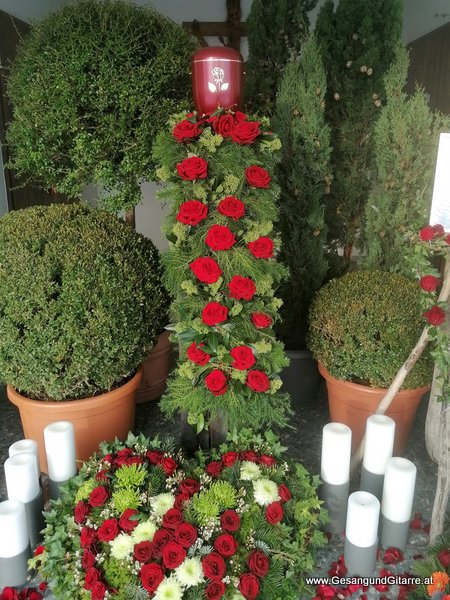 Friedhof Markdorf Allgäu Baden Württemberg Bodensee Trauerfeier Beerdigung Verabschiedung Vorarlberg Musik Kirche Trauersängerin Sängerin mit Gitarre www.trauer-musik.at www.gesangundgitarre.at Gesang Gitarre Yvonne Brugger Trauersängerin Kirchensängerin