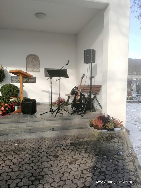 Friedhof Markdorf Allgäu Baden Württemberg Bodensee Trauerfeier Beerdigung Verabschiedung Vorarlberg Musik Kirche Trauersängerin Sängerin mit Gitarre www.trauer-musik.at www.gesangundgitarre.at Gesang Gitarre Yvonne Brugger Trauersängerin Kirchensängerin