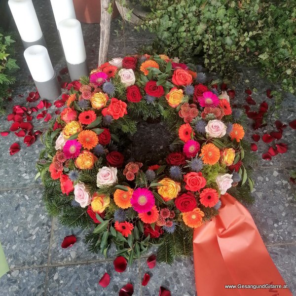 Friedhof Markdorf Allgäu Baden Württemberg Bodensee Trauerfeier Beerdigung Verabschiedung Vorarlberg Musik Kirche Trauersängerin Sängerin mit Gitarre www.trauer-musik.at www.gesangundgitarre.at Gesang Gitarre Yvonne Brugger Trauersängerin Kirchensängerin