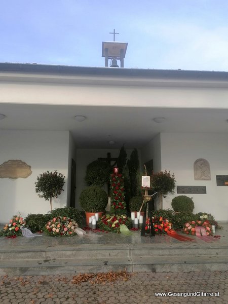 Friedhof Markdorf Allgäu Baden Württemberg Bodensee Trauerfeier Beerdigung Verabschiedung Vorarlberg Musik Kirche Trauersängerin Sängerin mit Gitarre www.trauer-musik.at www.gesangundgitarre.at Gesang Gitarre Yvonne Brugger Trauersängerin Kirchensängerin