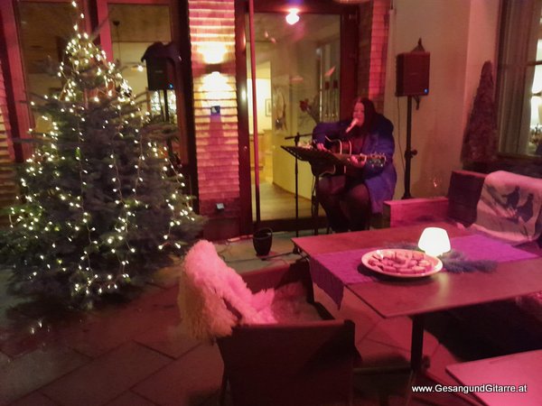 Sängerin Lech am Arlberg Hotel Dinner Musik Emfpang Sektempfang Apero Agape Veranstaltung Geburtstagsfeier Alleineunterhalter Live Musik musikalische Umrahmung Feier Musik Musikerin Vorarlberg Bodensee Bodenseeregion Yvonne Brugger www.Gesangundgitarre.at