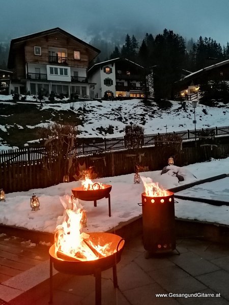 Sängerin Lech am Arlberg Hotel Dinner Musik Emfpang Sektempfang Apero Agape Veranstaltung Geburtstagsfeier Alleineunterhalter Live Musik musikalische Umrahmung Feier Musik Musikerin Vorarlberg Bodensee Bodenseeregion Yvonne Brugger www.Gesangundgitarre.at