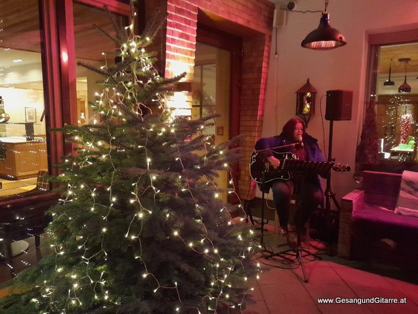Sängerin Lech am Arlberg Hotel Dinner Musik Emfpang Sektempfang Apero Agape Veranstaltung Geburtstagsfeier Alleineunterhalter Live Musik musikalische Umrahmung Feier Musik Musikerin Vorarlberg Bodensee Bodenseeregion Yvonne Brugger www.Gesangundgitarre.at