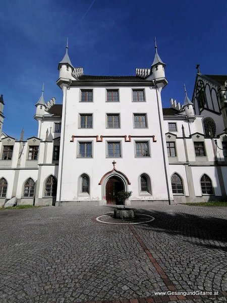 Kirche Bregenz Sacre Coeur Riedenburg Taufsängerin Sängerin mit Gitarre Taufe Musik Taufmusik Bodensee Musikerin Gitarre Gesang Kirche Taufsängerin Vorarlberg www.gesangundgitarre.at Gesang Gitarre Yvonne Brugger