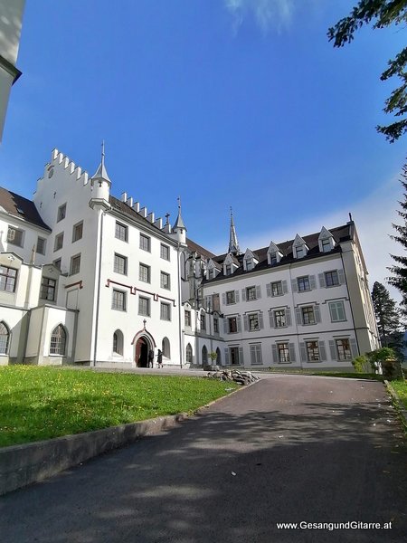 Kirche Bregenz Sacre Coeur Riedenburg Taufsängerin Sängerin mit Gitarre Taufe Musik Taufmusik Bodensee Musikerin Gitarre Gesang Kirche Taufsängerin Vorarlberg www.gesangundgitarre.at Gesang Gitarre Yvonne Brugger