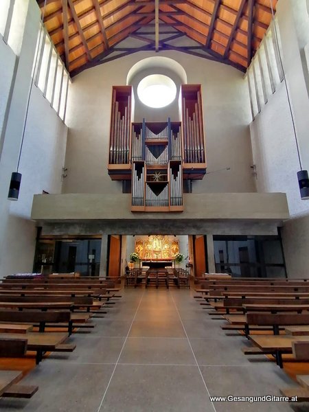 Kirche Bregenz Kloster Mehrerau Taufsängerin Sängerin mit Gitarre Taufe Musik Taufmusik Bodensee Musikerin Gitarre Gesang Kirche Taufsängerin Vorarlberg www.gesangundgitarre.at Gesang Gitarre Yvonne Brugger