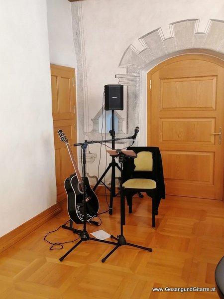 Standesamt Schlössle Röthis Musik Solomusikerin Sängerin Hochzeitssängerin Hochzeit Trauung Vorarlberg Kirche www.gesangundgitarre.at Gesang Gitarre Yvonne Brugger