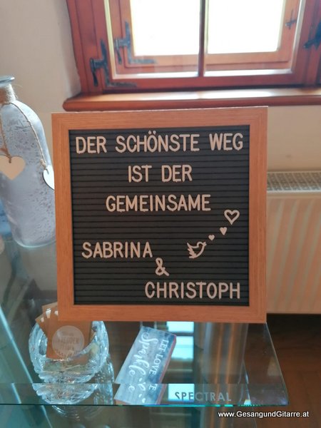Standesamt Schlössle Röthis Musik Solomusikerin Sängerin Hochzeitssängerin Hochzeit Trauung Vorarlberg Kirche www.gesangundgitarre.at Gesang Gitarre Yvonne Brugger