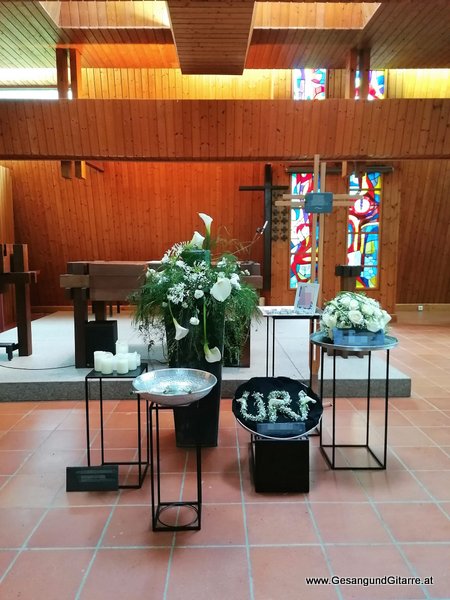 Kirche St. Martin Hard Vorarlberg Trauerfeier Beerdigung Verabschiedung Musik Kirche Solomusikerin Sängerin mit Gitarre www.trauer-musik.at www.gesangundgitarre.at Gesang Gitarre Yvonne Brugger Trauersängerin Kirchensängerin Kirche Trauerfeier Beerdigung Verabschiedung Vorarlberg Musik Kirche Trauersängerin Sängerin mit Gitarre www.trauer-musik.at www.gesangundgitarre.at Gesang Gitarre Yvonne Brugger Trauersängerin Kirchensängerin