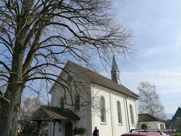 Sängerin Yvonne Brugger Taufe Musik Taufmusik Bodensee Musikerin Gitarre Gesang Kirche Taufsängerin Lustenau Vorarlberg st. Antoniuskapelle