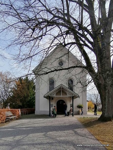 Sängerin Yvonne Brugger Taufe Musik Taufmusik Bodensee Musikerin Gitarre Gesang Kirche Taufsängerin Lustenau Vorarlberg st. Antoniuskapelle