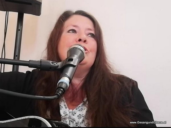 Sängerin Yvonne Brugger Taufe Musik Taufmusik Bodensee Musikerin Gitarre Gesang Kirche Taufsängerin Lustenau Vorarlberg st. Antoniuskapelle