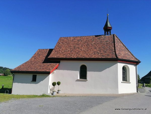Taufsängerin Sängerin mit Gitarre Taufe Musik Taufmusik Bodensee Musikerin Gitarre Gesang Kirche Taufsängerin Appenzell Schweiz Ostschweiz www.gesangundgitarre.at Gesang Gitarre Yvonne Brugger