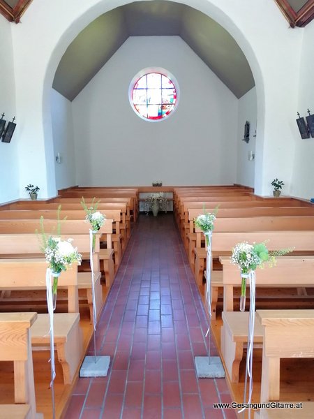Taufsängerin Sängerin mit Gitarre Taufe Musik Taufmusik Bodensee Musikerin Gitarre Gesang Kirche Taufsängerin Appenzell Schweiz Ostschweiz www.gesangundgitarre.at Gesang Gitarre Yvonne Brugger