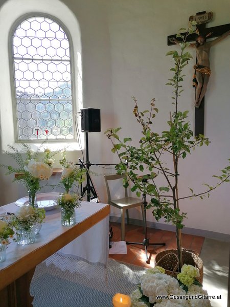 Taufsängerin Sängerin mit Gitarre Taufe Musik Taufmusik Bodensee Musikerin Gitarre Gesang Kirche Taufsängerin Appenzell Schweiz Ostschweiz www.gesangundgitarre.at Gesang Gitarre Yvonne Brugger