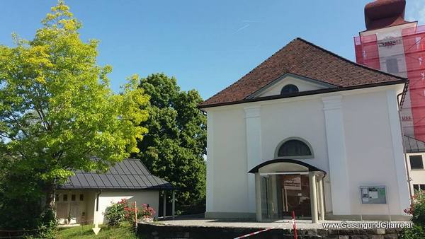 Sängerin mit Gitarre Yvonne Brugger Taufe Musik Musikalische Begleitung Vorarlberg