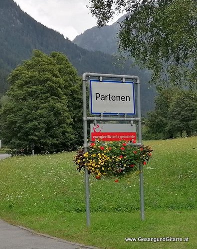 Taufe Sängerin mit Gitarre Musik Taufsängerin Tauffeier Vorarlberg